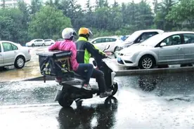 雨中送餐 要和台风比速度图片