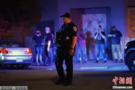 美国悲剧再现！17岁少年枪杀两名示威者，自称崇拜警察图片