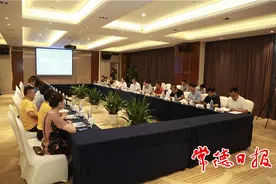 邹文辉与粤港澳大湾区异地常德商会会长、企业家座谈 打造产业转移优选地 支持德商德企“回故乡建家乡”图片