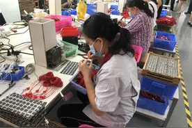 广西都安：扶贫车间开到家门口，搬迁户挣钱带娃两不误图片