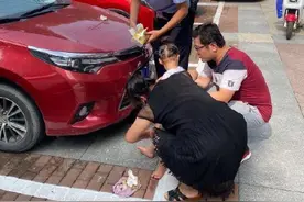 室外35℃！妈妈考试将2岁女儿锁车内：女孩被救出时已大小便失禁图片