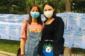 高颜值、气质佳……90后美女老师来相亲，被现场众人围住图片