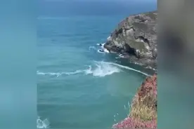 英国野营者把帐篷搭在湿滑的海岸悬崖边 救援人员称“十分愚蠢”图片