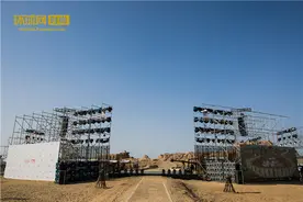 李宁三十而立，在沙漠戈壁上演时尚秀图片