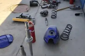 新疆阿克苏消防员用报废零件手工制作“消防机器人”图片