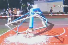 惊险！韶关一篮球架突然倒塌，满地玻璃，男子被砸头部流血图片