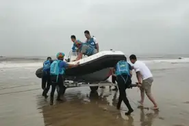 台风“巴威”发威 8人被卷入海中 蓝天队近四小时救六人上岸图片