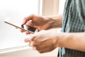 介绍工作、办学历证……在朋友圈摆摊的劳务中介“无所不能”？图片