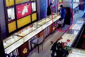 女子花光30万积蓄后抢金店：生活没意思图片
