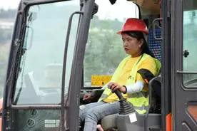 女孩！开着挖掘机辟出小康路图片