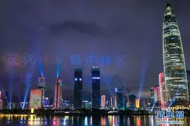 深圳湾畔上演无人机灯光秀图片