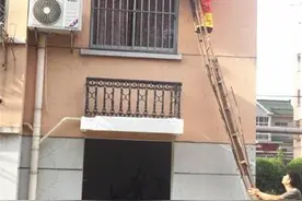 大马蜂窝“藏”在空调外机护栏内，摘不下也烧不得，群蜂乱舞中，消防战士一点点地锯图片