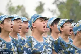 开学季军训忙 炼意志展英姿图片