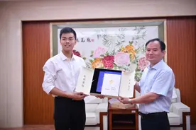 全国冠军队门将高考654分成“网红”，与校长一起启封大学录取通知书图片