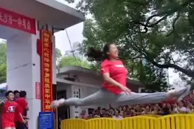 一字马女孩成中国美院首届体育生，高考出校门时惊艳一跳是基本功图片