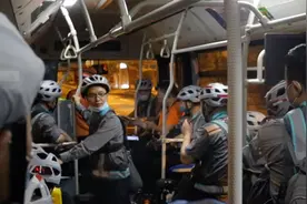 夜上海的另一面：深夜巴士，挤满代驾视频封面