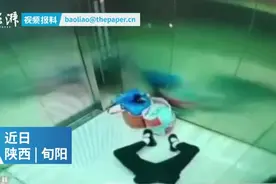看到这一幕，宝妈将怀里6个月的娃“扔”地上图片