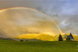 奥地利天空现双彩虹 小教堂变彩虹起点图片
