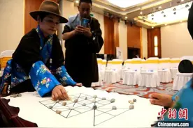 直击武警特战队员攀登强化训练现场 仅靠一根绳飞檐走壁图片