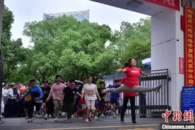 “一字马”女孩考上中国美院被嘲！这段回应超霸气…图片