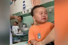 萌娃打针边哭边说谢谢图片