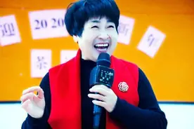 金山一退休教师闲不住，管完熊孩子管“老孩子”图片