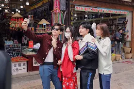 “极挑团”街头探访游客故事 感受云南人文风情图片