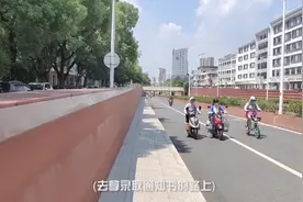 叮！华中师范大学录取通知书来啦！快来看看里面都有什么惊喜吧！视频封面