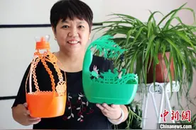 河北平乡妇女节俭新生活：废旧塑料瓶变身奇思妙想装饰品图片