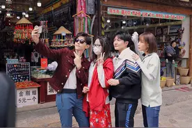 “极挑团”街头探访游客故事感受云南人文风情图片