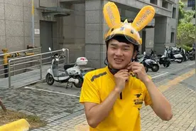 “喊话马云”的网红骑手，今年22岁，粉丝259万：在上海越努力越幸运图片