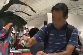 航班延误，大叔淡定泡茶2小时；网友：打发时间我也在行图片