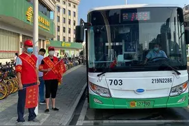 指挥车辆进站、维护站台秩序，公交“小红帽”获得一片好评图片