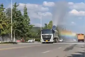 洒水车作业喷一路彩虹 五彩斑斓几乎伸手就能碰到