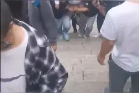 儿童爬泰山突发不适，五个“铁哥们儿”一口气把他抬上了南天门图片