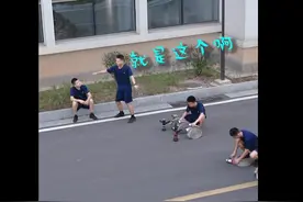 可可爱爱！消防员训练开小差跳俏皮舞，被班长发现后秒怂变俯卧撑图片