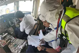 深受鼓舞！昆明出入境边检民警观看习近平向人民警察队伍授旗仪式图片