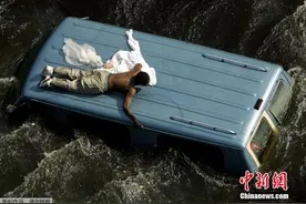 美国疫情之下迎来飓风季，勾起15年前的恐怖回忆……图片