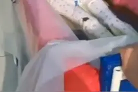丈夫为瘫痪妻子自制移动浴池，推着妻子四处看风景，网友纷纷点赞图片