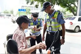 她骑三轮电动车出门，半路乘警车回了家……图片