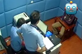 你肚脐眼是凸出来的？男子地铁猥亵女乘客 民警“灵魂拷问”亮了视频封面