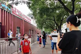 北京首批59万中小学生开学，前三天新生接受入学教育图片