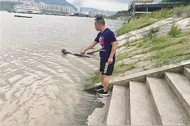 好样的！45岁警长跳进长江洪峰救溺水少年图片