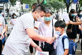 北京开学首日，中关村三小18个班“团宠小豆包”顺利报到图片