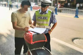 “创文”不畏烈日酷暑 四川大竹公安交警一直“在路上”图片