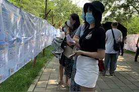 周末来爬千佛山，小姐姐却被相亲大会吸引住了图片
