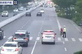 赞！广西玉林一老人过马路 车辆集体停让无催促 辅警小心搀扶图片