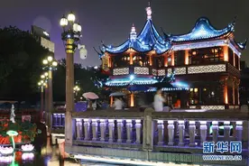 上海雨夜美图片