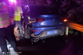 惊魂！孩子晕车呕吐，女司机应急车道停车，一辆重型半挂车撞了过来…图片