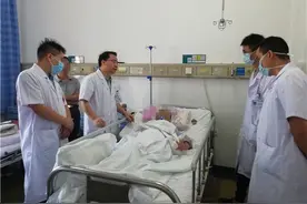 手术前病人家属悄悄塞红包，专家为让家属心安转手交了住院费图片